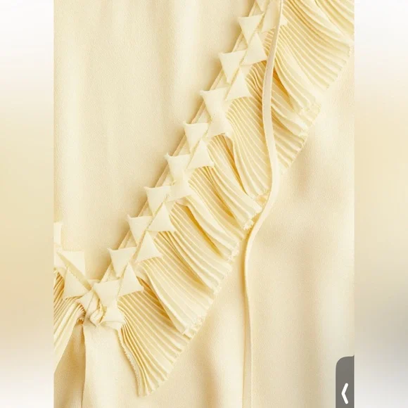 Viral H&M blouse Spring 2025 - Picture 2 of 13